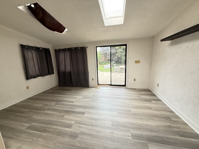 Building Photo - 113 Morton Ave