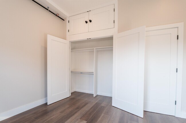 Building Photo - 528 Oak Ave