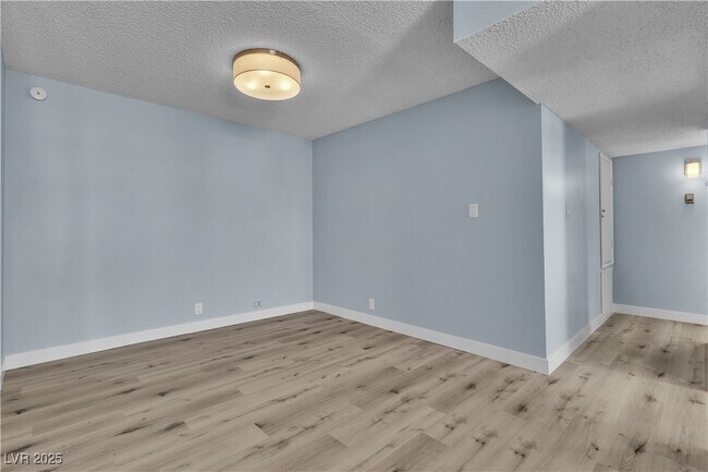 Foto del edificio - 725 N Royal Crest Cir