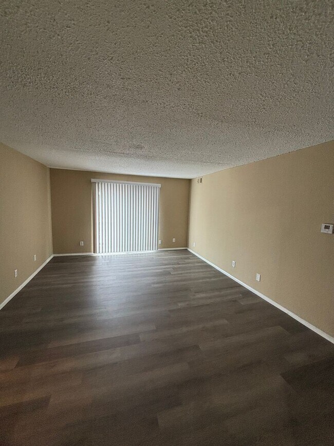 Building Photo - 2 Bedroom 1.5 Bath Updated Apartment