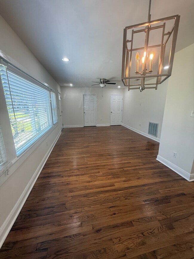 Building Photo - Updated Cottage Home in the Southdowns are...