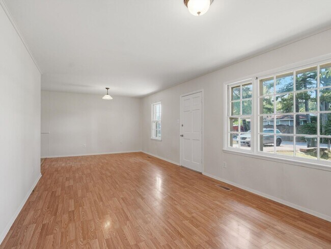 Building Photo - 704 Jackson Dr