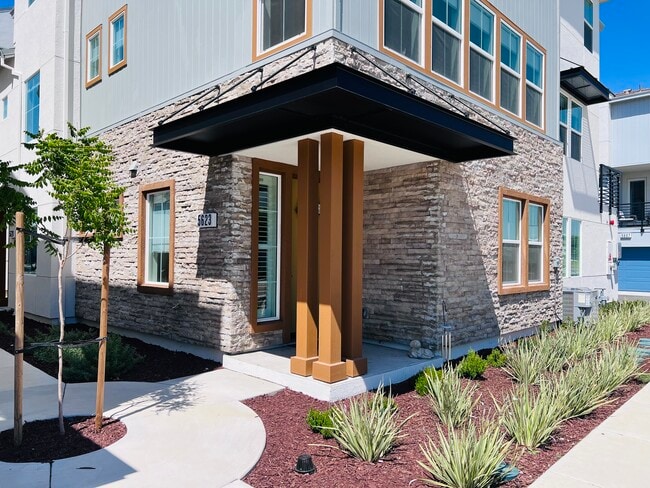 Building Photo - 5623 Horizon Pkwy