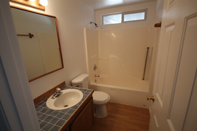 Foto del edificio - SE Home on Large Lot, New Luxury Vinyl Flooring & Paint, RV parking, Air Conditioning & Fenced