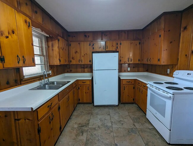 Foto del edificio - Charming 3 bed and 2 bath located in Rainbow City