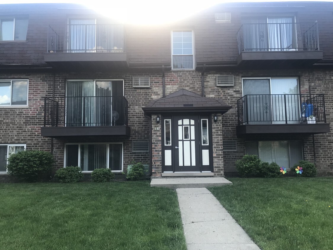 Front - 551 Dempster St