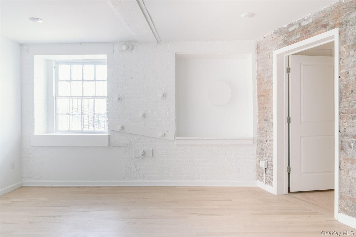 Primary Photo - 155 River St