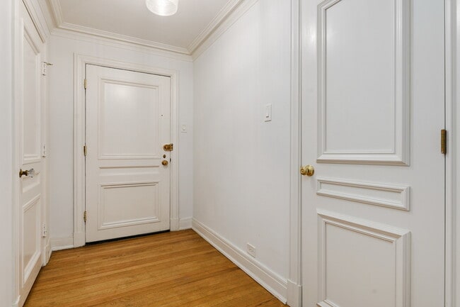 Building Photo - 202 E Walton Pl