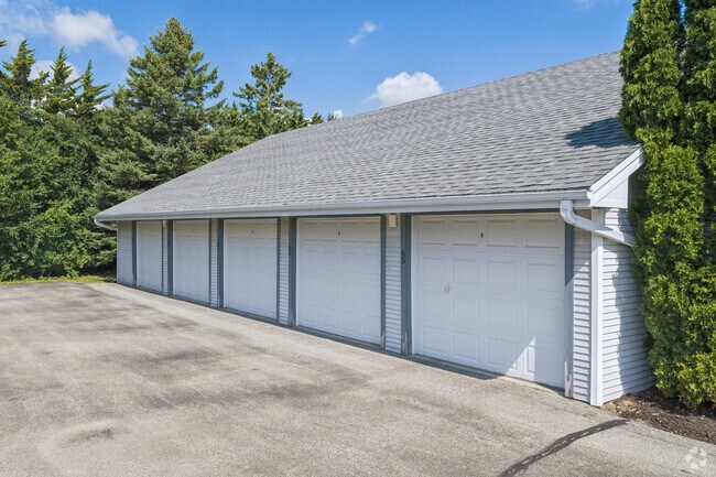 Cochera - Hidden Creek Apartments
