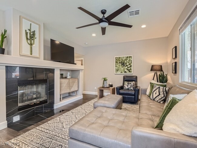 Building Photo - 1413 Woodmore Dr