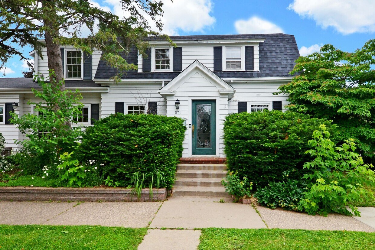 Primary Photo - Immaculate Highland Park 3 Bed 3.5 Bath Si...