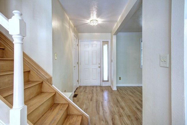 Building Photo - 3 bed 2 1/2 bath Tri-level near Downtown C...