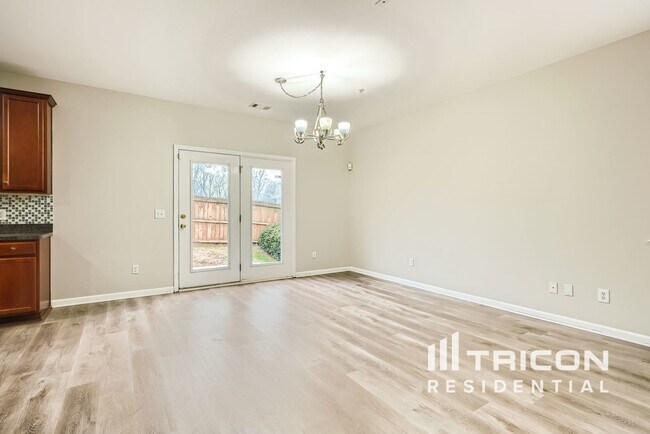 Foto del edificio - 383 Roseglen Dr NW