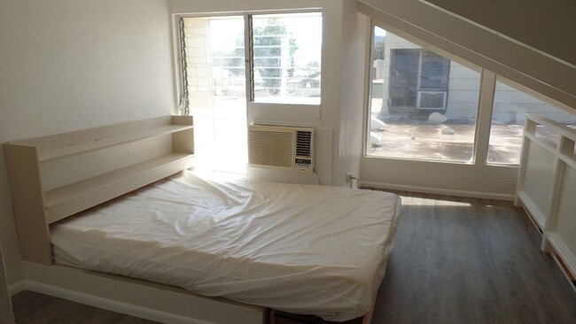 Foto del edificio - 2 bedroom + loft bedroom, 1 bath, 2 parkin...