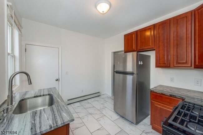 Building Photo - 8 Eaton Pl