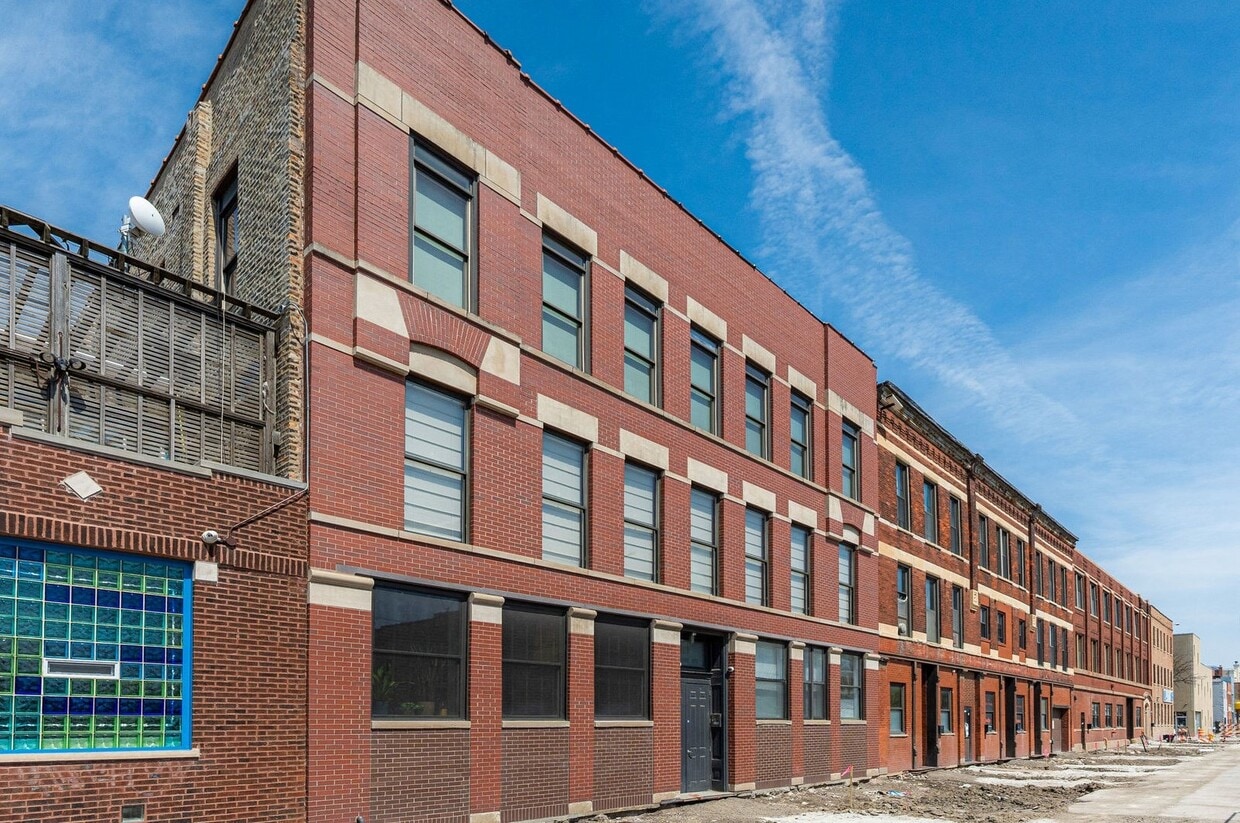 Photo - 2120 W Grand Ave (Chicago, IL)