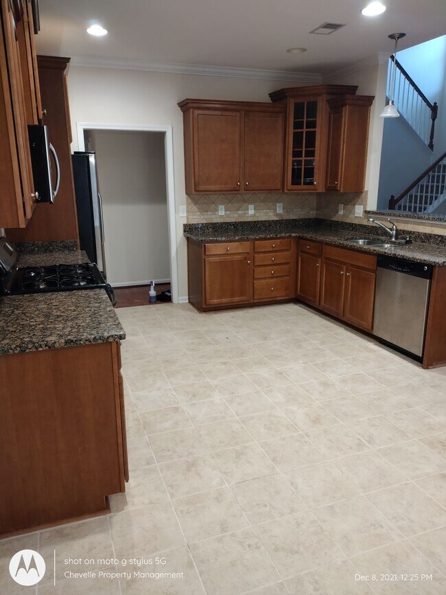 Foto del edificio - Beautiful 5 bedroom FOR RENT