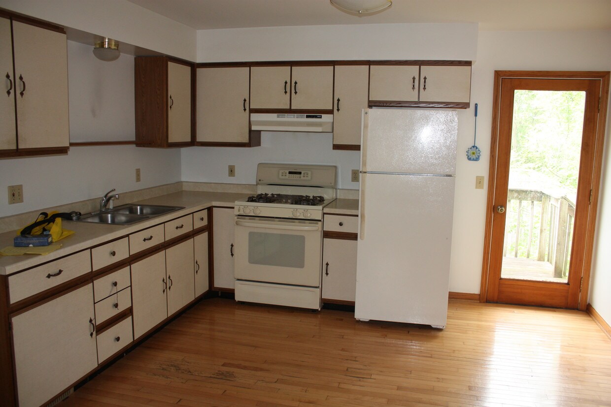 Kitchen - 268 N Cross St