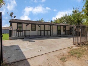 Building Photo - 723 Doverside St