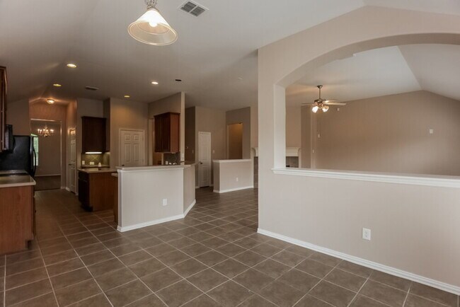 Building Photo - 1141 Lakeside Dr