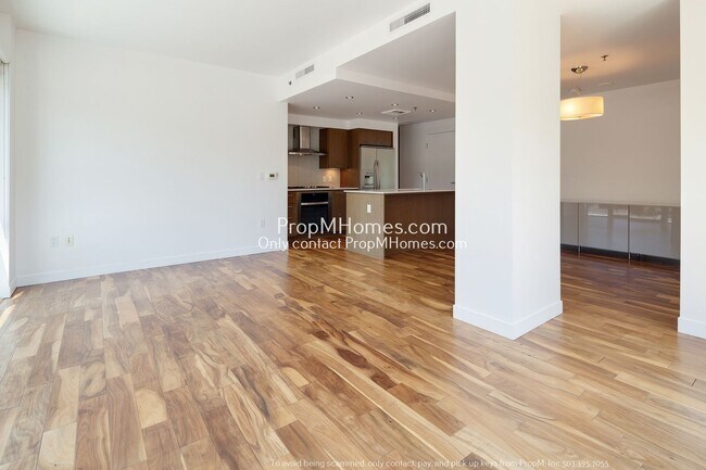 Building Photo - Luxurious One Bedroom Condo at the Pearl District Waterfront!