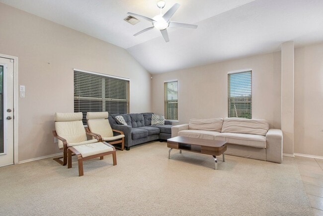 Building Photo - Gorgeous 3BR/2.5 Bath Single Family Home i...