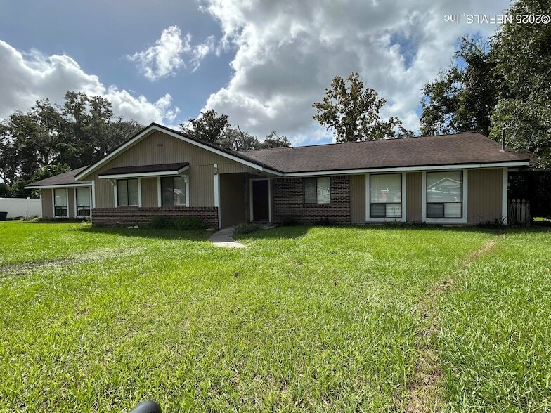 Primary Photo - 808 Meadowbrook Dr