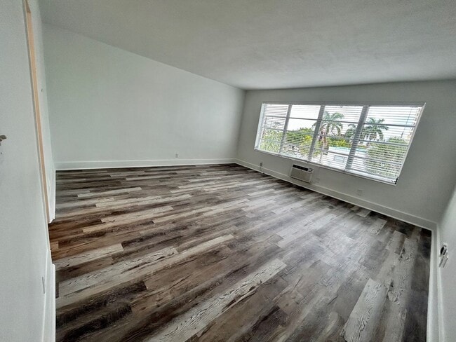 Building Photo - Spacious Studio Beach House Condo!