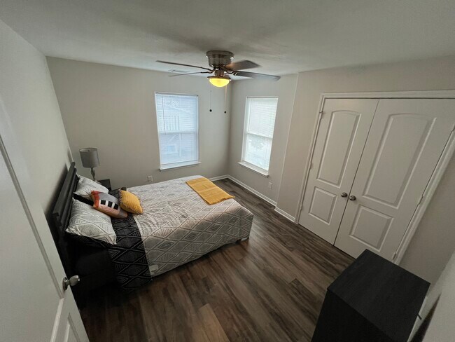 Dormitorio 1 - 110 N Burr St