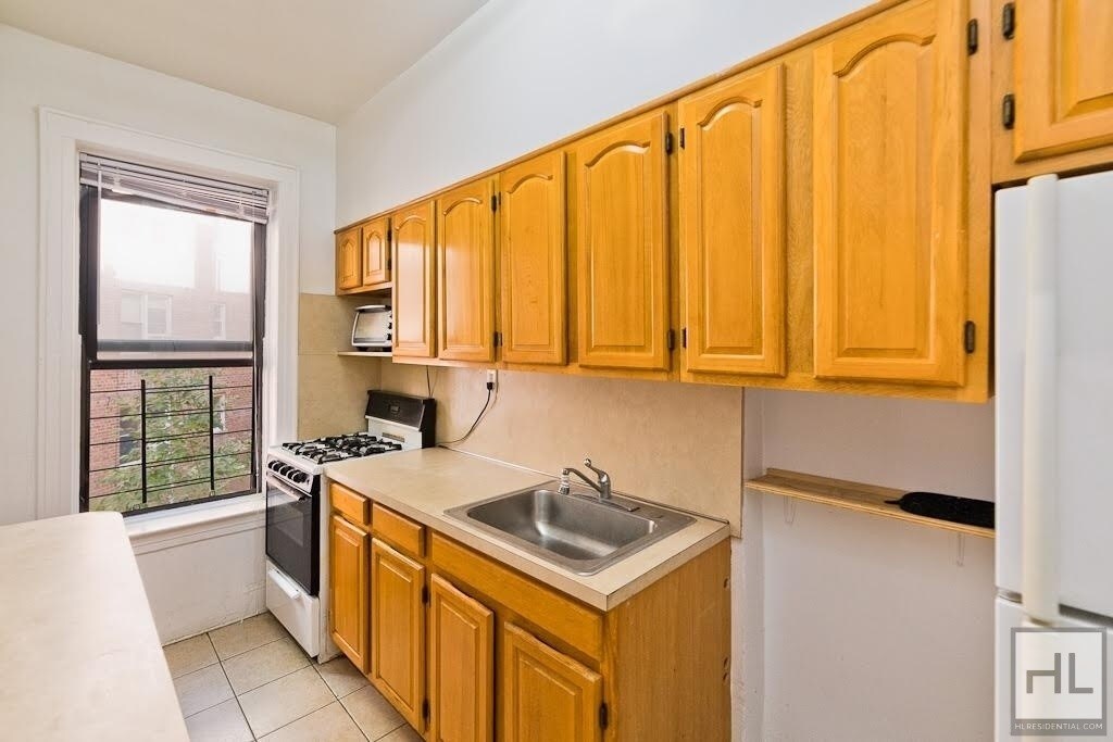 Primary Photo - 900 E 18th St