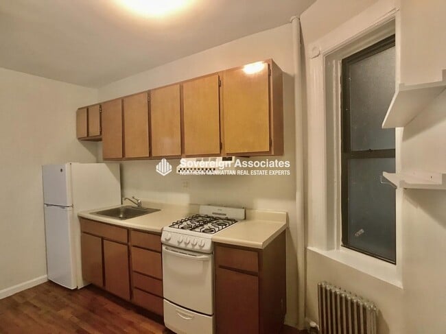 Building Photo - 405 W 49th St