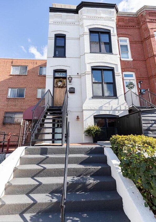 Modern and Open Plan Two Bedroom in Shaw Townhome Rentals in