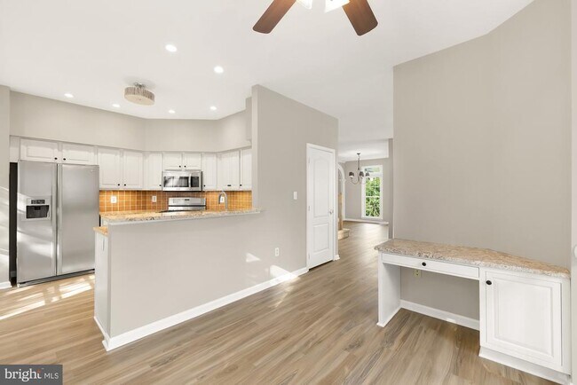 Building Photo - 5527 Sully Lake Dr