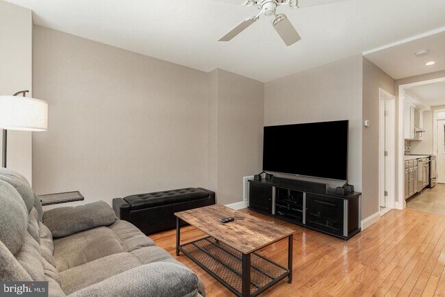 Foto del edificio - 219 E Madison St