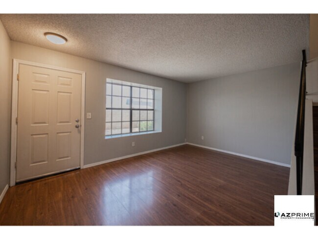 Foto del edificio - A Rare Find in Glendale, This 2/2.5 Townho...
