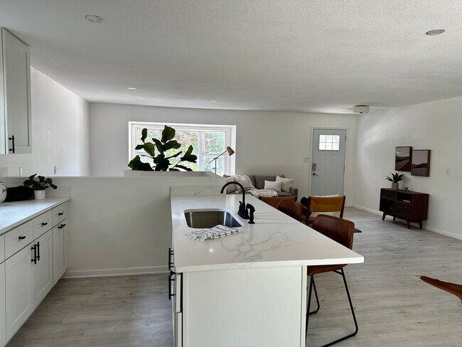 Building Photo - Beautiful Raised Ranch In Kings Ridge Blue...