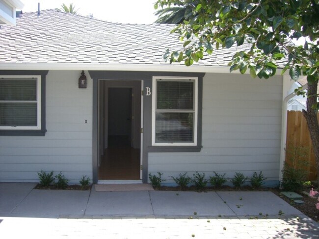 Building Photo - 318 W Pedregosa St