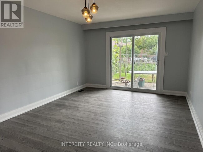 Building Photo - 263 Hullmar Dr