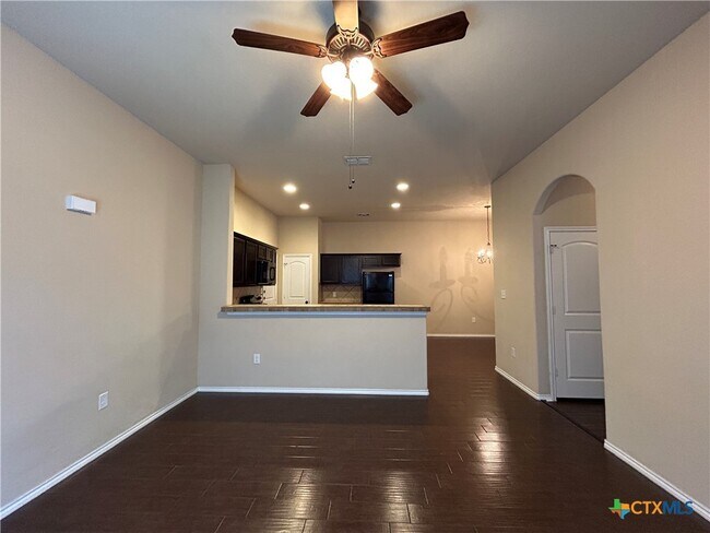 Foto del edificio - 697 Creekside Cir