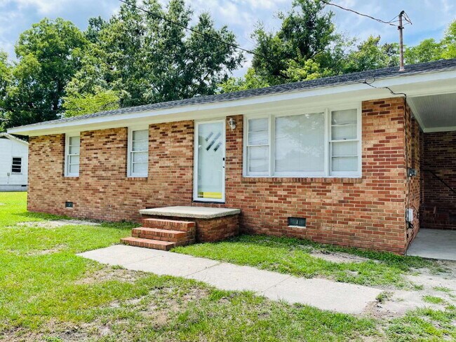 Foto del edificio - ADORABLE BRICK RANCH IN LAGRANGE *3 BR, 1 BA* NEWLY RENOVATED