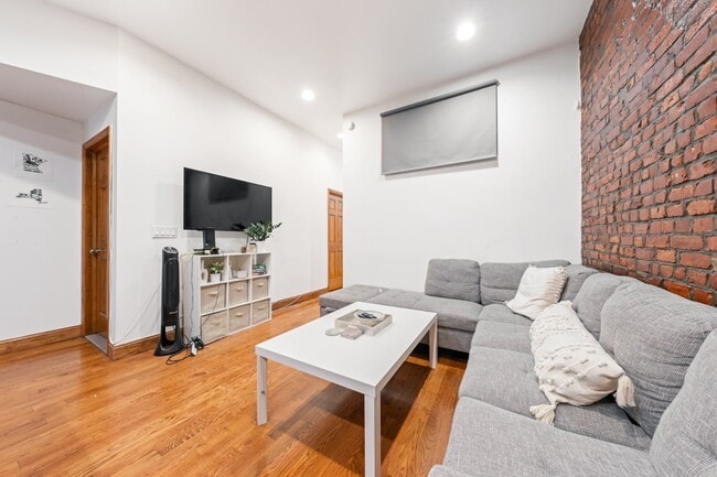 Building Photo - 321 E 14th St