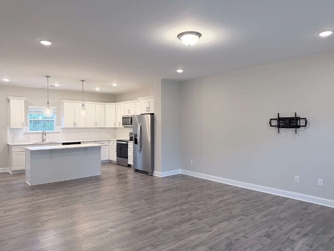 Building Photo - Spacious Townhome in The Springs of North Asheville