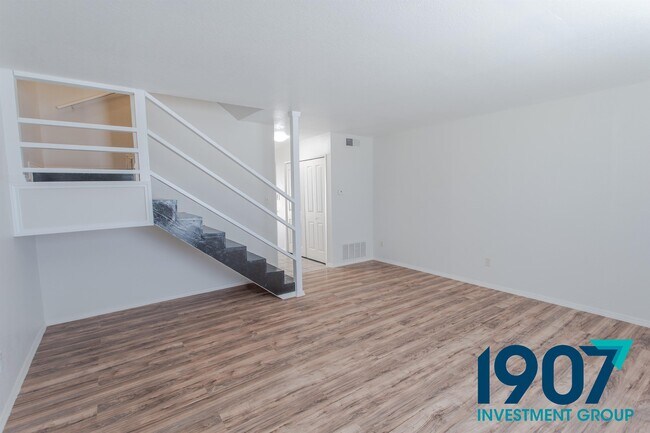 Building Photo - 611-613 Sinclair Dr