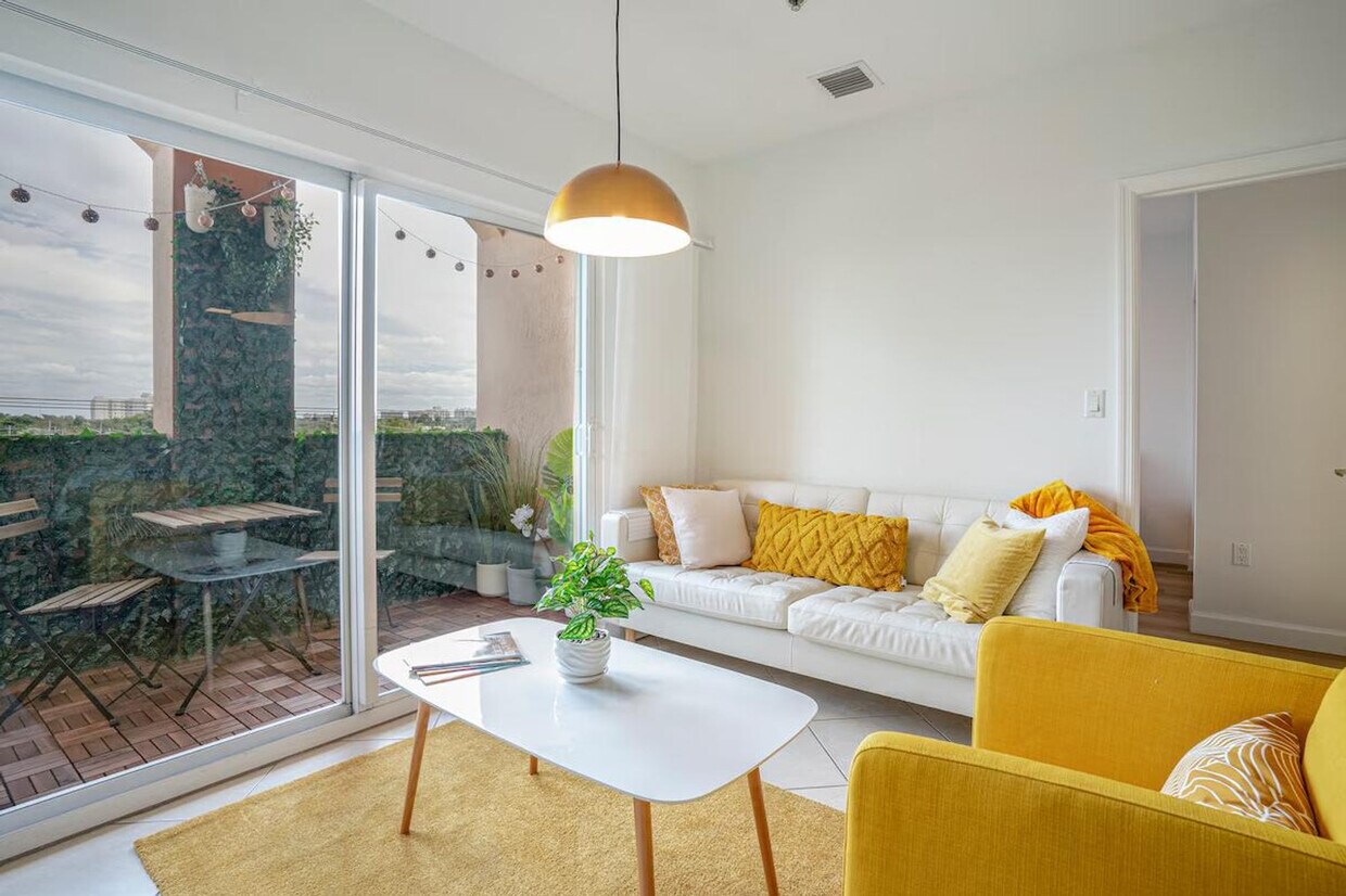 Foto principal - 2280 SW 32nd Ave