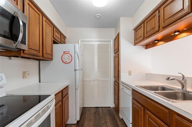 Foto del edificio - 10830 Lynbrook Dr