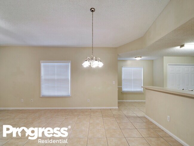 Building Photo - 1655 Hudderfield Cir E