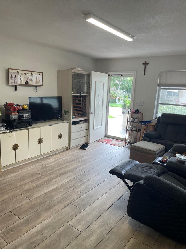 Foto del edificio - 4401 NW 43rd Ave