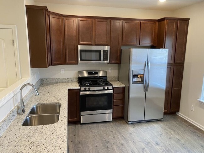 Building Photo - Spacious 2 Story, 3 Bed, 3 Bath Townhome n...
