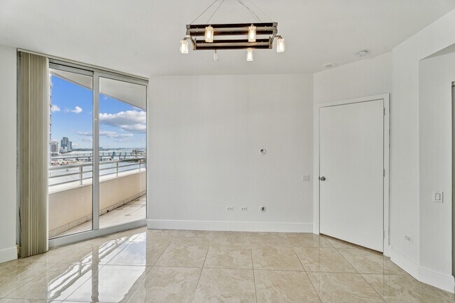 Building Photo - 808 Brickell Key Dr