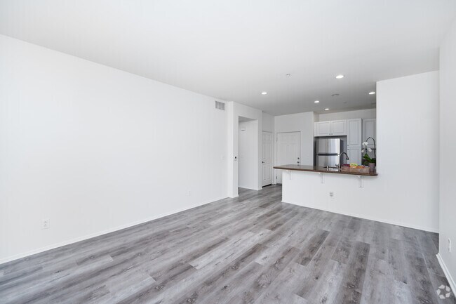 2 habitaciones, 2 baños, 1007 pies cuadrados, sala de estar - Glendora Park Place Apartments